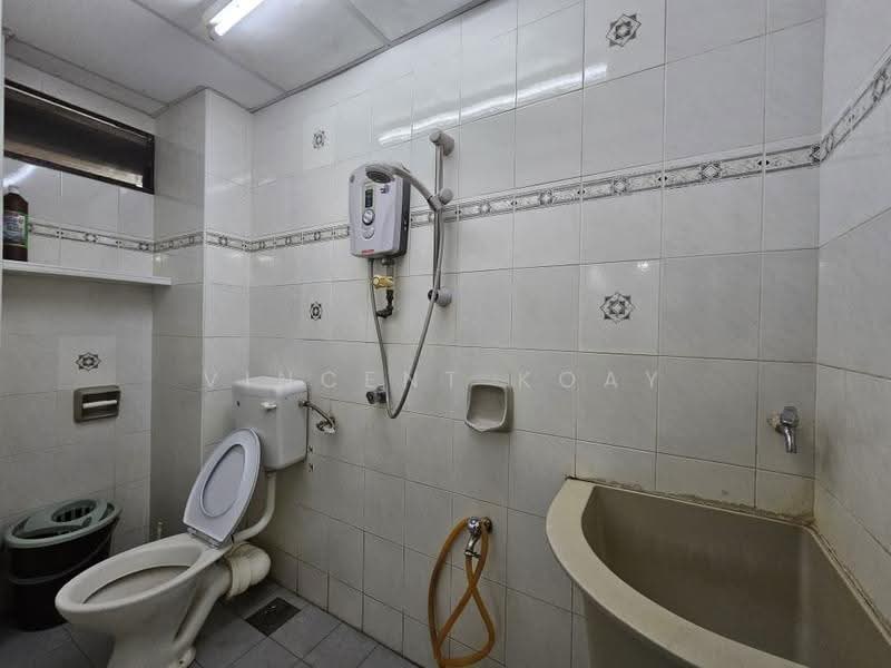 Rumah Flat untuk Disewa di Taman Harbour View (Wisma KGN) - Vincent Koay - Bathroom - PropertyGuru.com.my