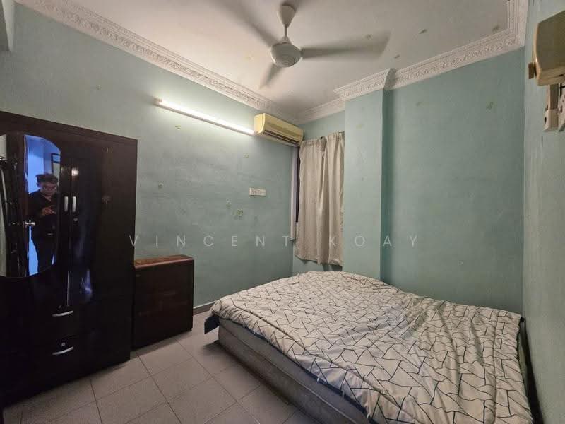 Rumah Flat untuk Disewa di Taman Harbour View (Wisma KGN) - Vincent Koay - Bedroom - PropertyGuru.com.my
