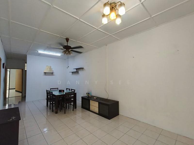 1-storey Terraced House for Sale in Taman Putri Kulai (Kulai) - Danny See - Living Room - PropertyGuru.com.my