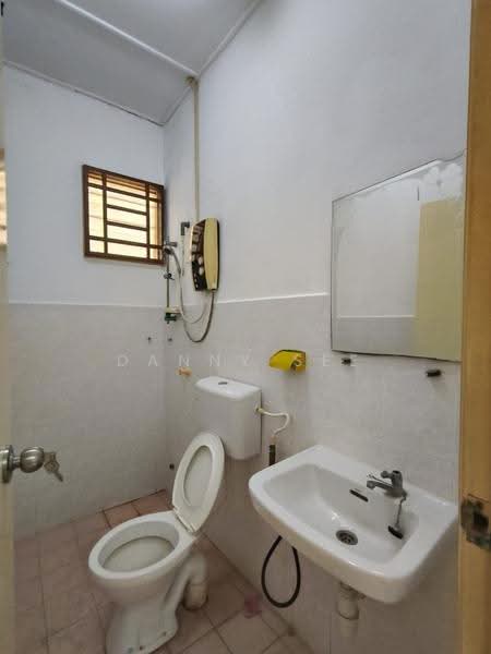 1-storey Terraced House for Sale in Taman Putri Kulai (Kulai) - Danny See - Bathroom - PropertyGuru.com.my