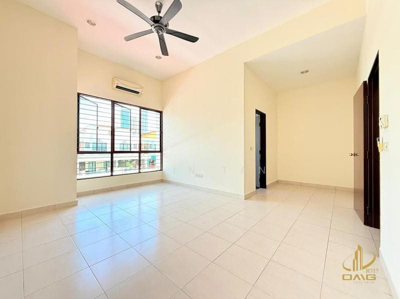 Rumah Teres 2-Tingkat untuk Dijual di Setia Indah 12 (Setia Alam) - Rylin Tan - Living Room - PropertyGuru.com.my