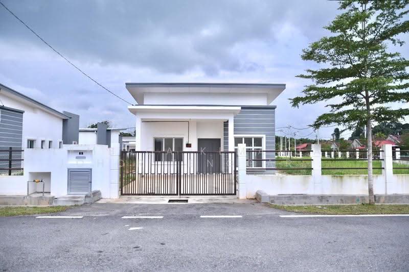 Bungalow House untuk Dijual di Taman Sri Lambak (Kluang) - Lembaga Kemajuan Johor Tenggara (KEJORA) - Exterior - PropertyGuru.com.my