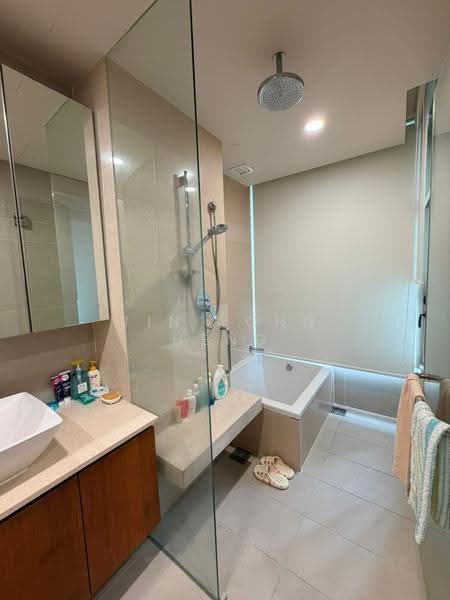 Kediaman Servis untuk Dijual di Stonor 3 - Jin Yong Heng - Bathroom - PropertyGuru.com.my
