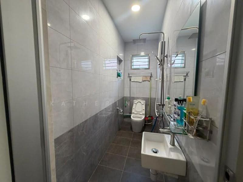 Rumah Berkembar untuk Dijual di Taman Pelangi Indah (Ulu Tiram) - Katherine Low - Bathroom - PropertyGuru.com.my