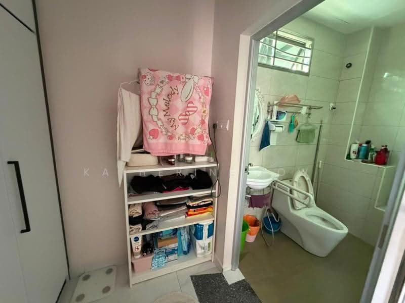 Rumah Berkembar untuk Dijual di Taman Pelangi Indah (Ulu Tiram) - Katherine Low - Bathroom - PropertyGuru.com.my