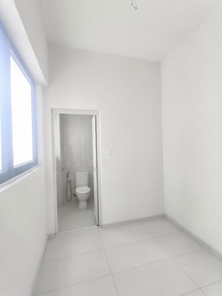 Condominium for Sale at Kings Bay @ Country Garden Danga Bay - Neilson Tan - Bathroom - PropertyGuru.com.my