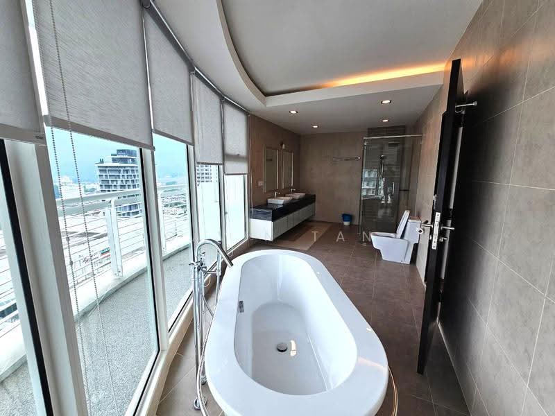 Kondominium untuk Dijual di Gurney Paragon - Gavin Tan - Bathroom - PropertyGuru.com.my