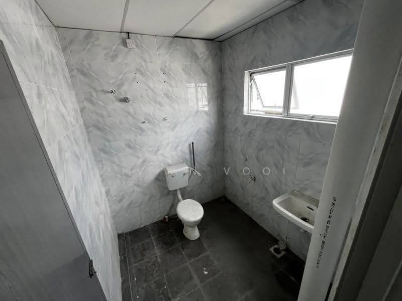 Gudang untuk Disewa di Kawasan Perindustrian Pengkalan (Lahat) - Vivian Vooi - Bathroom - PropertyGuru.com.my