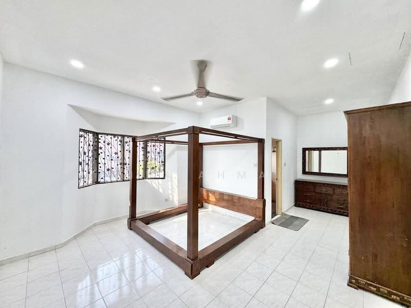Rumah Teres 2-Tingkat untuk Dijual di Seksyen 7 (Shah Alam) - Riza Ahmad - Bedroom - PropertyGuru.com.my