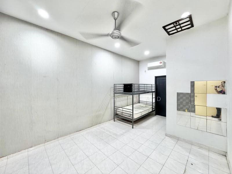 Rumah Teres 2-Tingkat untuk Dijual di Seksyen 7 (Shah Alam) - Riza Ahmad - Bedroom - PropertyGuru.com.my