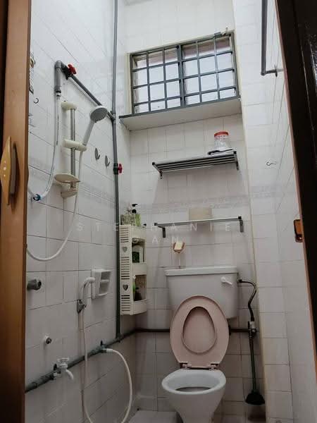 Rumah Teres 1.5-Tingkat untuk Dijual di Taman Molek (Johor Bahru) - Stephanie Gan - Bathroom - PropertyGuru.com.my