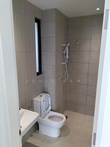 Kediaman Servis untuk Disewa di Kenwingston Avenue - Louis Sam - Bathroom - PropertyGuru.com.my