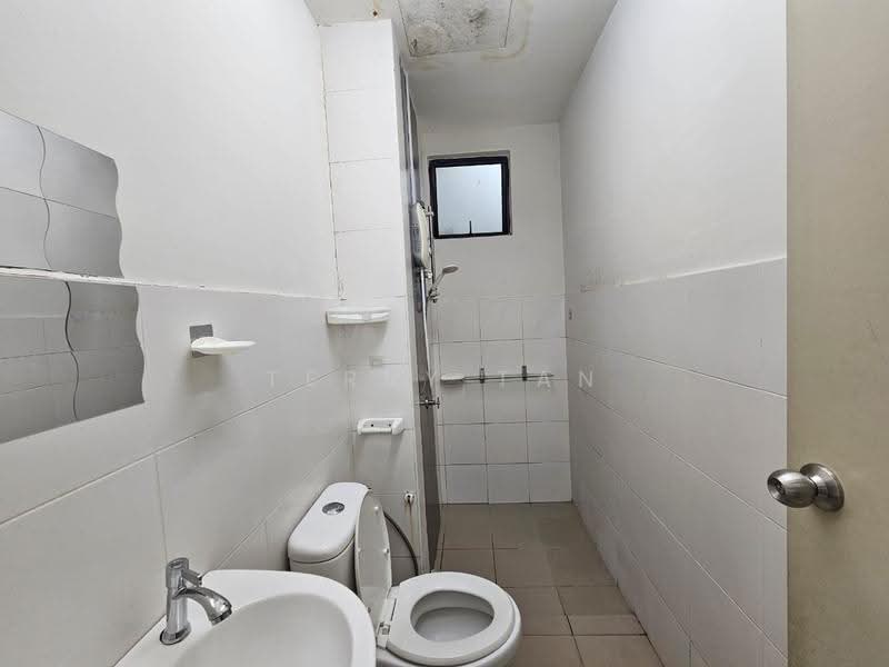 Kediaman Servis untuk Dijual di Jentayu Residensi @ Tampoi - Terry Tan - Bathroom - PropertyGuru.com.my