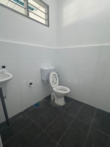1-storey Terraced House for Sale in Taman Puteri (Kluang) - Shanel Tee - Bathroom - PropertyGuru.com.my