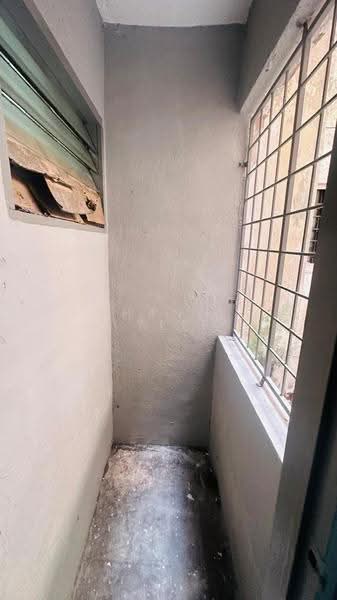 Rumah Flat untuk Dijual di Jalan Haji Manan Flat - Shanel Tee - Balcony - PropertyGuru.com.my