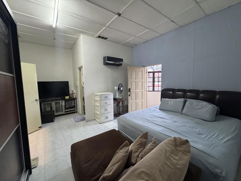2-storey Terraced House for Sale in Taman Putra Indah (Seri Kembangan) - Melinda Goh - Bedroom - PropertyGuru.com.my