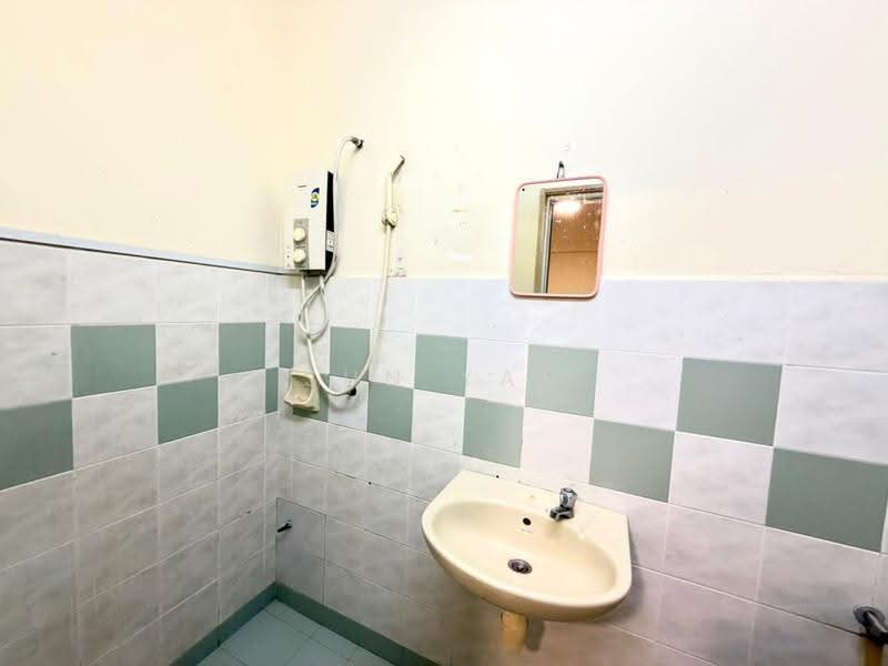 Pangsapuri untuk Disewa di Sri Impian Apartment - Sun Yap - Bathroom - PropertyGuru.com.my