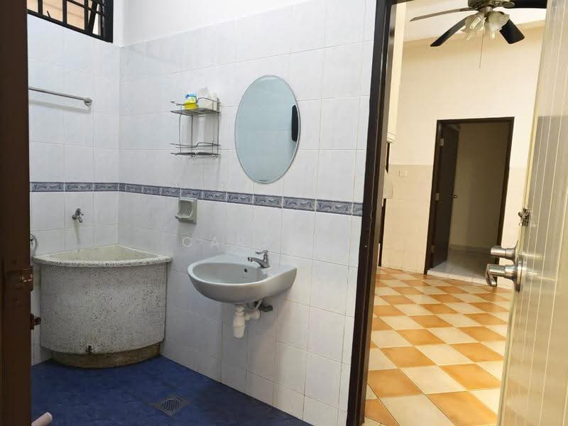 Rumah Teres 2-Tingkat untuk Dijual di Taman Desa Tebrau (Tebrau) - Carson . - Bathroom - PropertyGuru.com.my