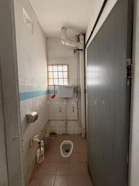 Kedai untuk Dijual di Taman Sri Paya (Kluang) - Shanel Tee - Bathroom - PropertyGuru.com.my