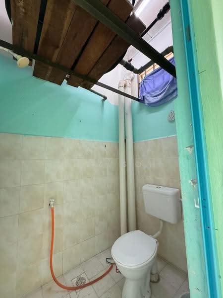 Rumah Flat untuk Dijual di Taman Tampoi Utama Flat - Linz Soh - Bathroom - PropertyGuru.com.my