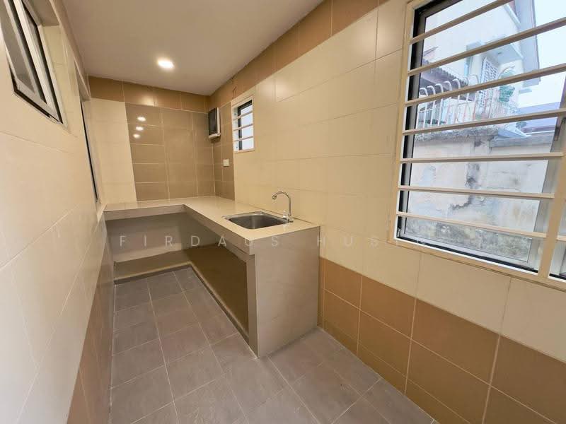 2.5-storey Terraced House for Sale in Taman Bukit Serdang (Seri Kembangan) - Firdaus Husin - Kitchen - PropertyGuru.com.my