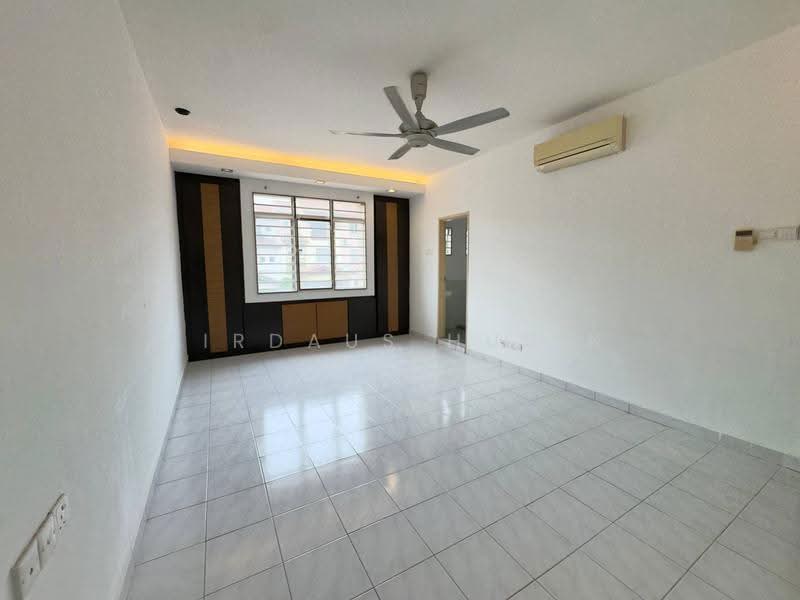 2.5-storey Terraced House for Sale in Taman Bukit Serdang (Seri Kembangan) - Firdaus Husin - Living Room - PropertyGuru.com.my