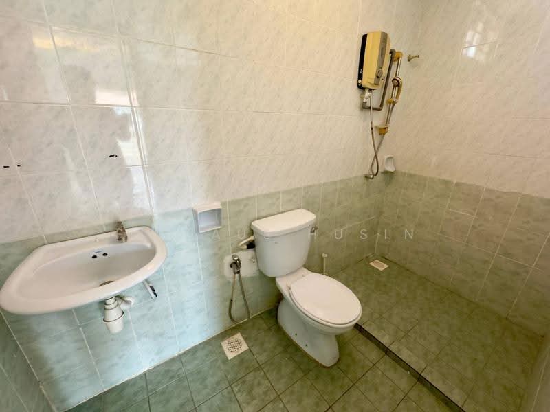 2.5-storey Terraced House for Sale in Taman Bukit Serdang (Seri Kembangan) - Firdaus Husin - Bathroom - PropertyGuru.com.my