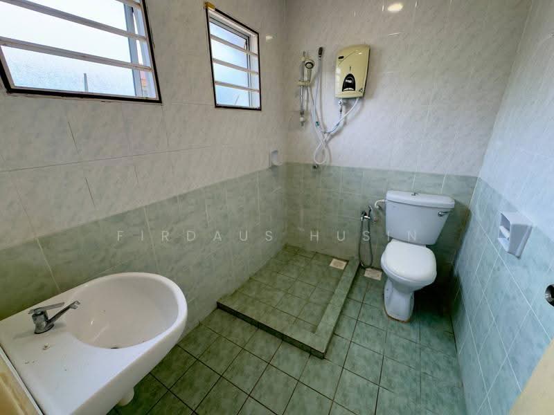 2.5-storey Terraced House for Sale in Taman Bukit Serdang (Seri Kembangan) - Firdaus Husin - Bathroom - PropertyGuru.com.my