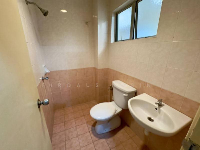2.5-storey Terraced House for Sale in Taman Bukit Serdang (Seri Kembangan) - Firdaus Husin - Bathroom - PropertyGuru.com.my