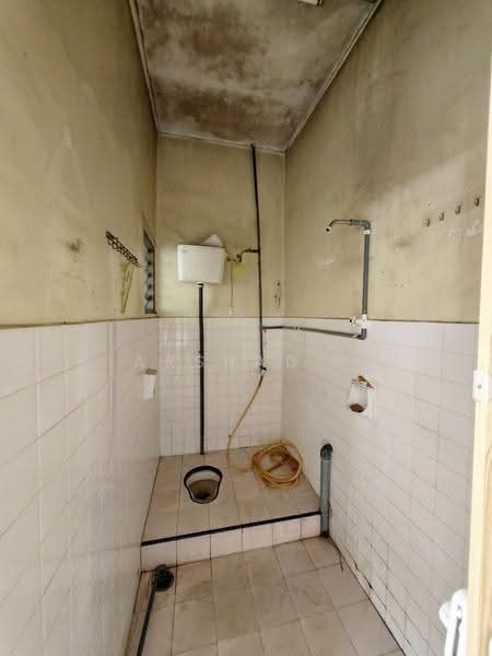 Terraced House for Sale in Bandar Baru Permas Jaya (Permas Jaya) - Arshad . - Bathroom - PropertyGuru.com.my
