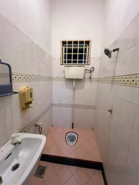 Rumah Teres untuk Dijual di Taman Desa (Kulai) - Arshad . - Bathroom - PropertyGuru.com.my