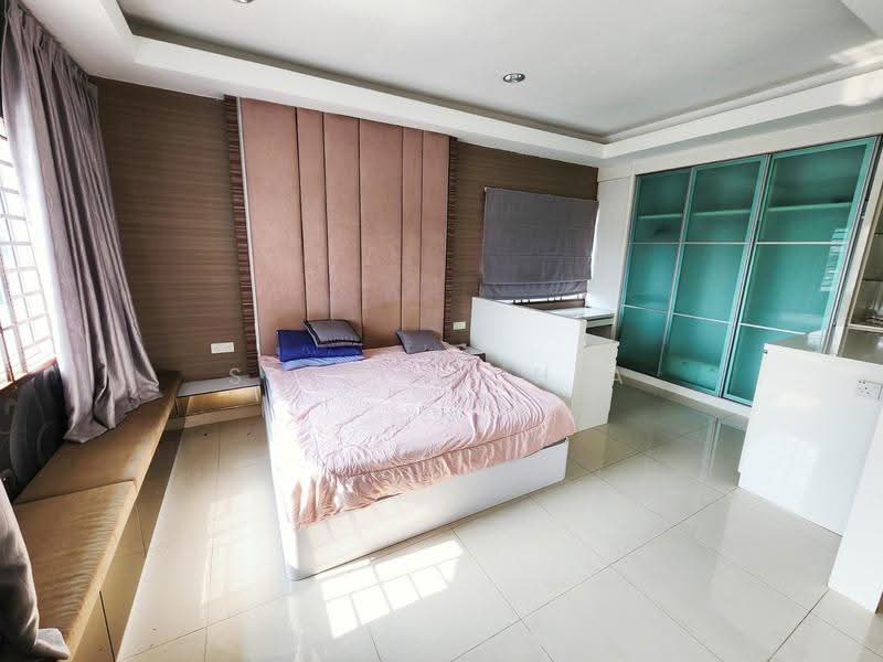Bungalow House for Sale in Taman Bukit Kempas (Tampoi) - Stella Chia - Bedroom - PropertyGuru.com.my