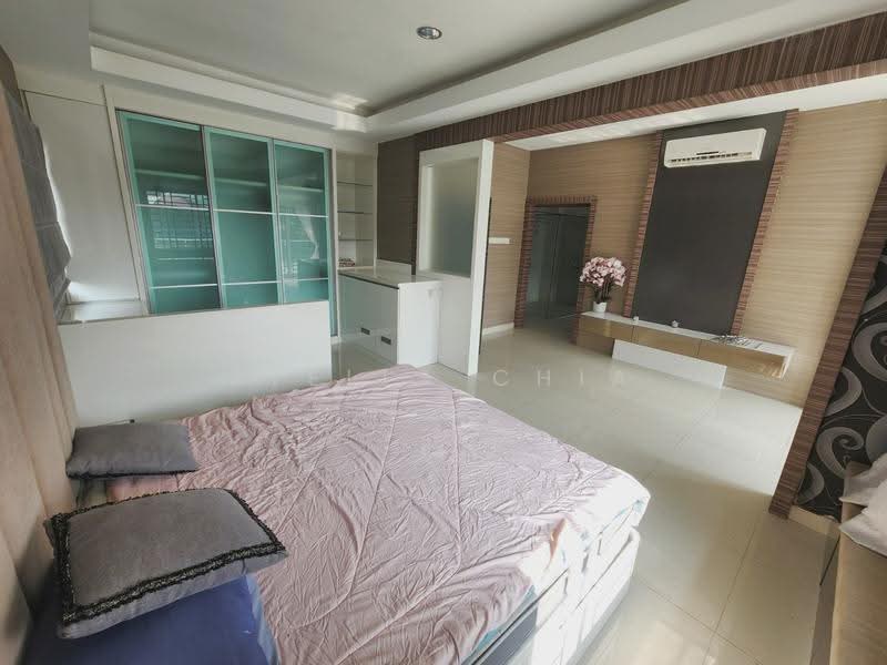 Bungalow House for Sale in Taman Bukit Kempas (Tampoi) - Stella Chia - Bedroom - PropertyGuru.com.my