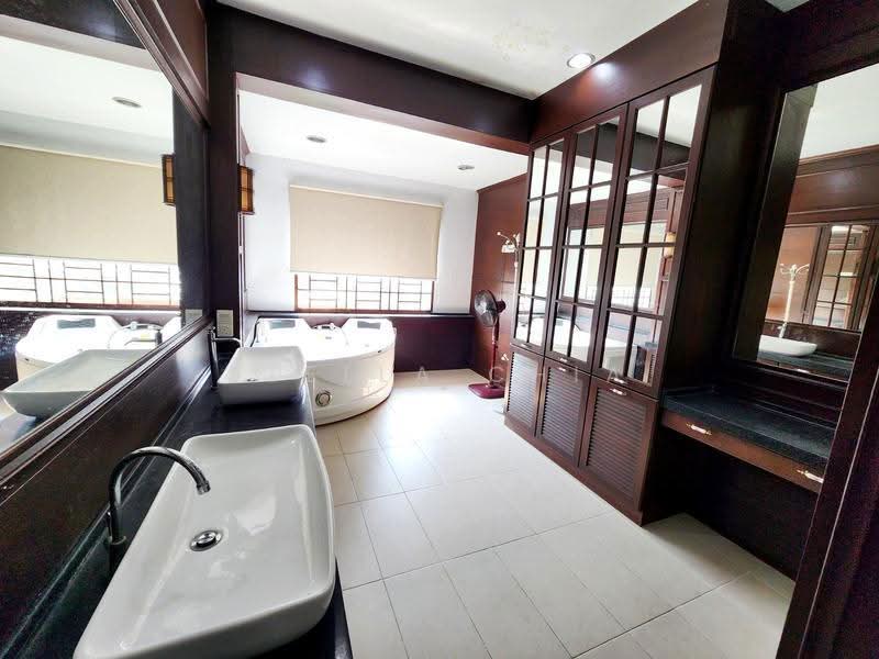 Bungalow House for Sale in Taman Bukit Kempas (Tampoi) - Stella Chia - Bathroom - PropertyGuru.com.my