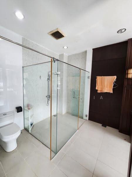 Bungalow House for Sale in Taman Bukit Kempas (Tampoi) - Stella Chia - Bathroom - PropertyGuru.com.my