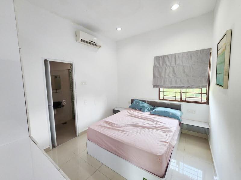 Bungalow House for Sale in Taman Bukit Kempas (Tampoi) - Stella Chia - Bedroom - PropertyGuru.com.my