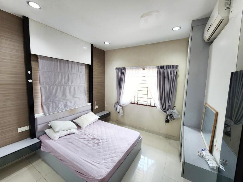 Bungalow House for Sale in Taman Bukit Kempas (Tampoi) - Stella Chia - Bedroom - PropertyGuru.com.my