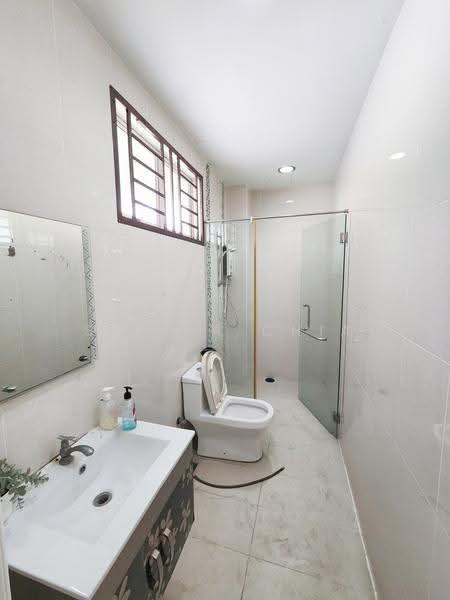 Bungalow House for Sale in Taman Bukit Kempas (Tampoi) - Stella Chia - Bathroom - PropertyGuru.com.my