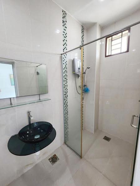 Bungalow House for Sale in Taman Bukit Kempas (Tampoi) - Stella Chia - Bathroom - PropertyGuru.com.my