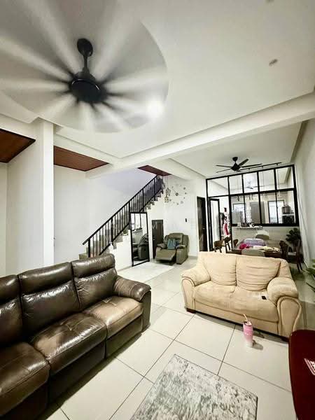 Rumah Teres 3-Tingkat untuk Dijual di Puchong (Selangor) - Ahmad Muslim - Living Room - PropertyGuru.com.my