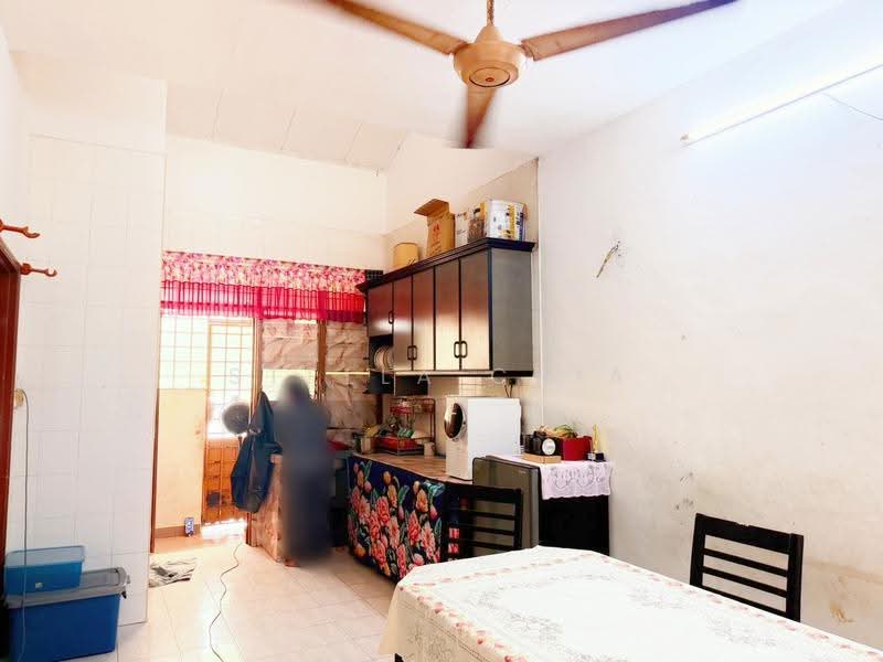 1-storey Terraced House for Sale in Bandar Baru Permas Jaya (Permas Jaya) - Stella Chia - Kitchen - PropertyGuru.com.my