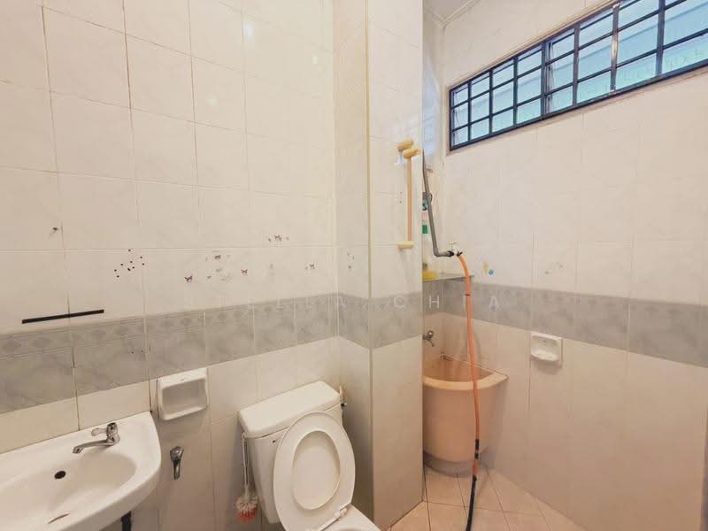 1-storey Terraced House for Sale in Bandar Baru Permas Jaya (Permas Jaya) - Stella Chia - Bathroom - PropertyGuru.com.my