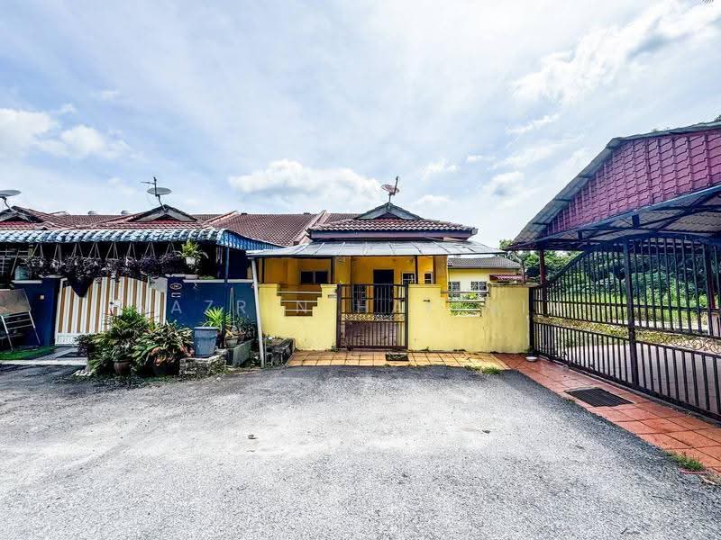 2-storey Terraced House for Sale in Antara Gapi (Ulu Yam) - Nazrin Hakimin - Exterior - PropertyGuru.com.my