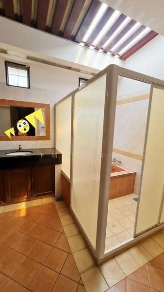 Semi-Detached House for Rent in Sri Petaling (Kuala Lumpur) - FM Hong - Bathroom - PropertyGuru.com.my
