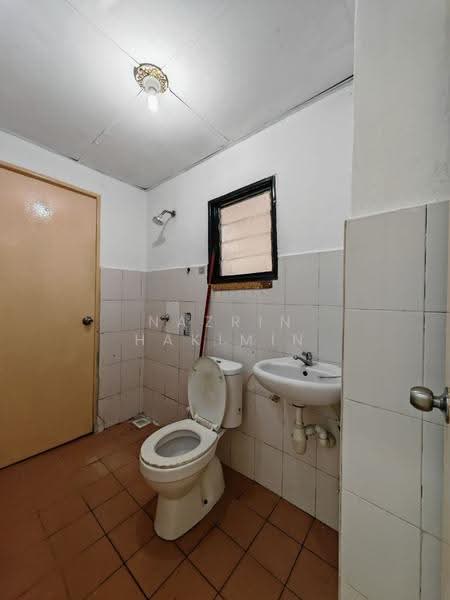 Pangsapuri untuk Dijual di Danau Sutera - Nazrin Hakimin - Bathroom - PropertyGuru.com.my