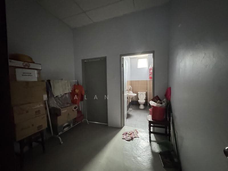 Semi-D Factory for Sale in Taman Impian Emas (Skudai) - Alan Ler - Bathroom - PropertyGuru.com.my