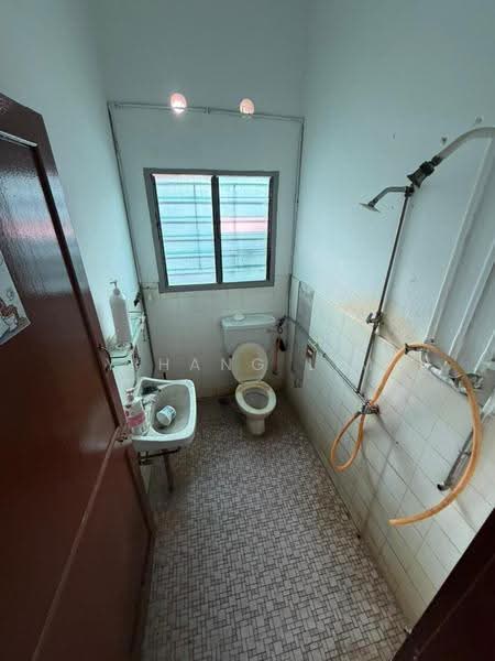 Shop for Rent in Batu Lancang (Jelutong) - Yihang Lim - Bathroom - PropertyGuru.com.my