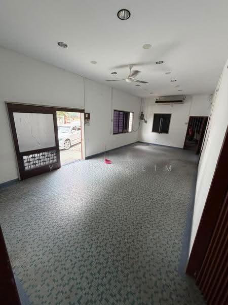 Shop for Rent in Batu Lancang (Jelutong) - Yihang Lim - Living Room - PropertyGuru.com.my