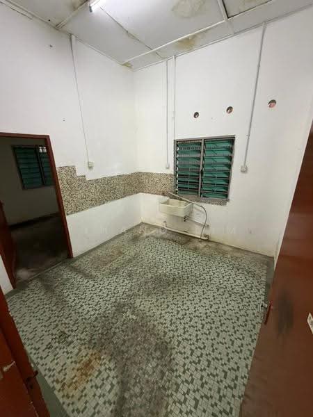 Shop for Rent in Batu Lancang (Jelutong) - Yihang Lim - Interior - PropertyGuru.com.my
