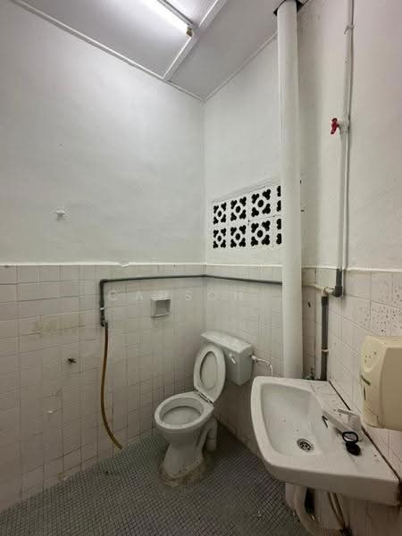 1-storey Terraced House for Sale in Taman Puteri Wangsa (Ulu Tiram) - Carson . - Bathroom - PropertyGuru.com.my